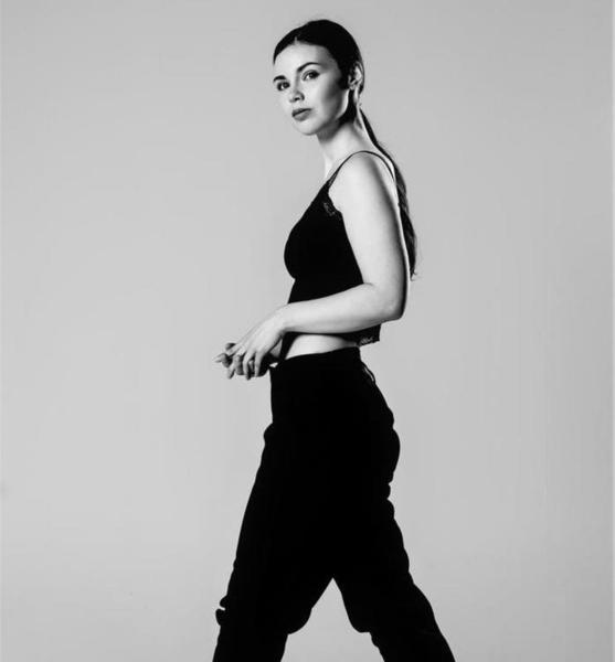 Anna M. – Schauspiel Sedcard-Foto 3 bei JustInCast
