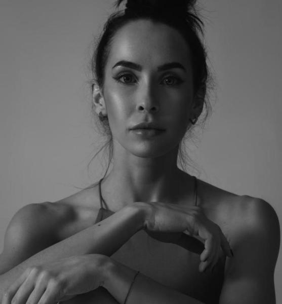 Alona V. – Fashion Sedcard-Foto 2 bei JustInCast