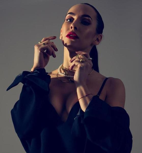 Alona V. – Fashion Sedcard-Foto 4 bei JustInCast