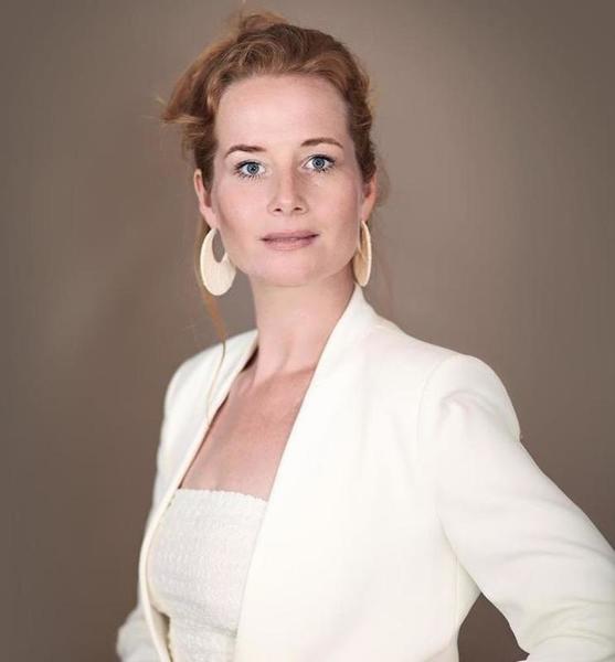 Liane  E. – Schauspiel Sedcard-Foto 4 bei JustInCast