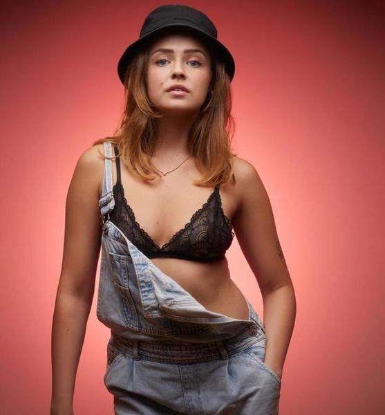 Lucia S. – Schauspiel Sedcard-Foto 5 bei JustInCast
