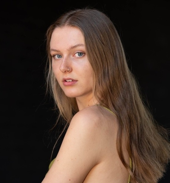 Kira W. – Schauspiel Sedcard-Foto 2 bei JustInCast