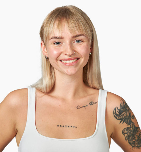 Julia L. – Real People Sedcard-Foto 2 bei JustInCast