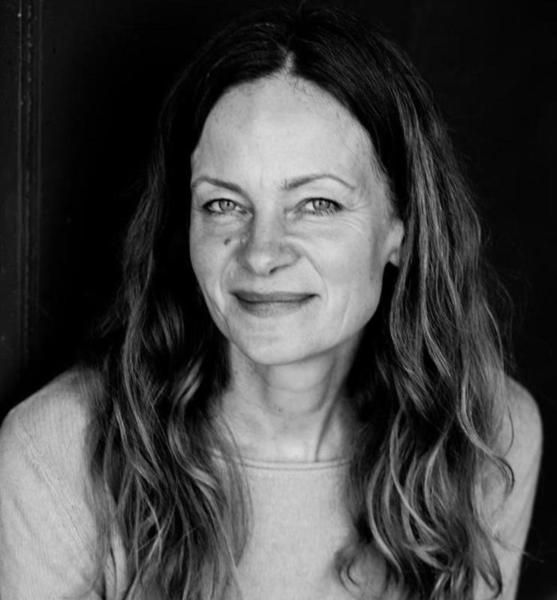 Silke  v. – Schauspiel Sedcard-Foto 3 bei JustInCast