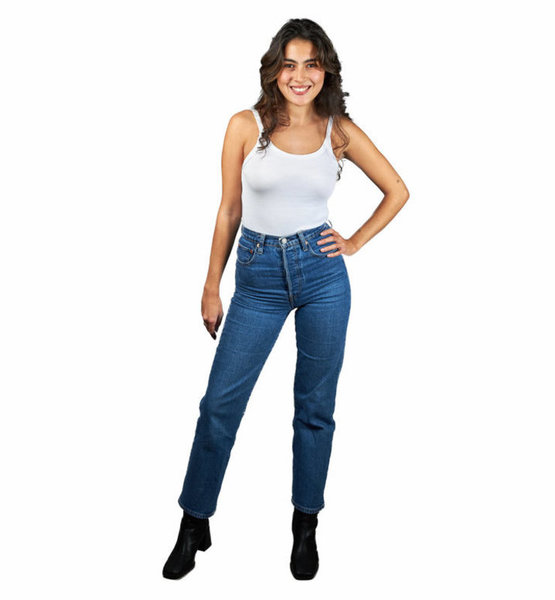 Naima L. – Real People Sedcard-Foto 3 bei JustInCast