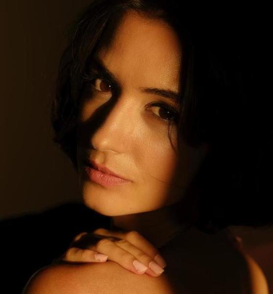 Sara S. – Schauspiel Sedcard-Foto 3 bei JustInCast