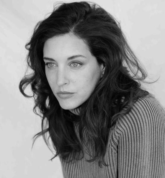 Nadine V. – Schauspiel Sedcard-Foto 2 bei JustInCast