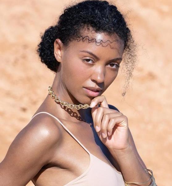 Juliette V. – Fashion Sedcard-Foto 4 bei JustInCast