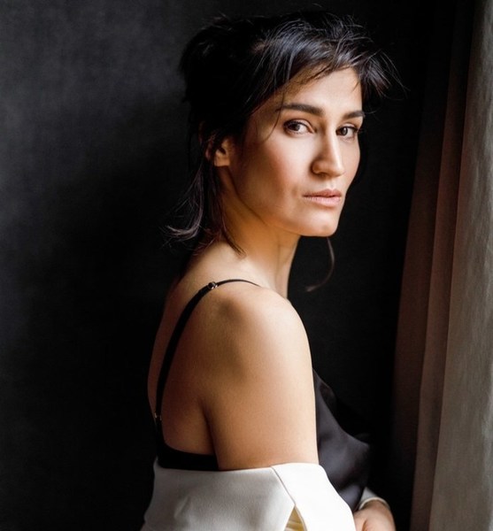 Makhina D. – Schauspiel Sedcard-Foto 4 bei JustInCast