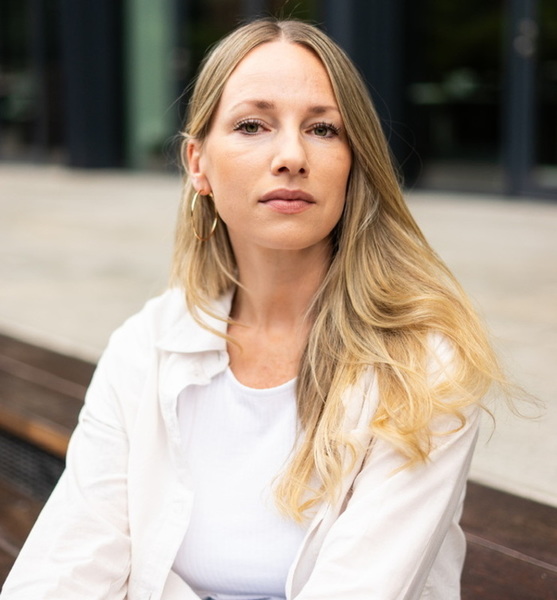 Nina B. – Schauspiel Sedcard-Foto 5 bei JustInCast