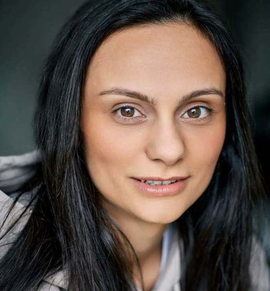 Eleni T. – Schauspiel Sedcard-Foto 4 bei JustInCast