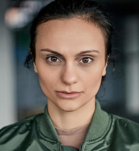 Eleni T. – Schauspiel Sedcard-Foto 3 bei JustInCast