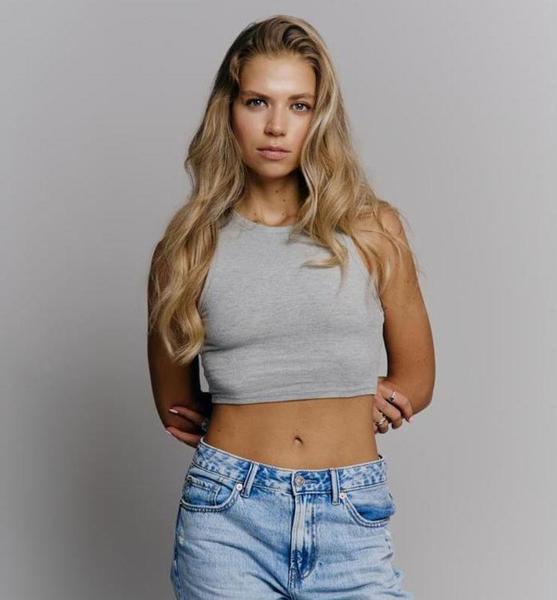 Jule H. – Fashion Sedcard-Foto 3 bei JustInCast