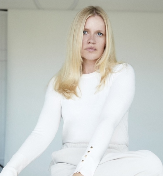 Joanna  R. – Schauspiel Sedcard-Foto 4 bei JustInCast