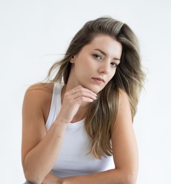 Carolin Luisa F. – Fashion Sedcard-Foto 4 bei JustInCast