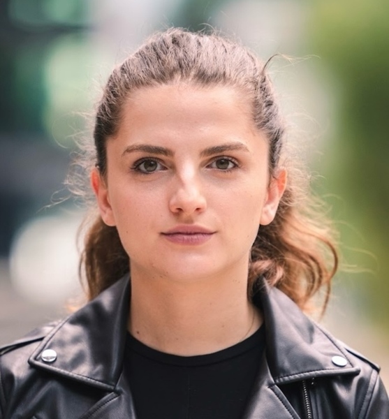 Albulena H. – Schauspiel Sedcard-Foto 2 bei JustInCast