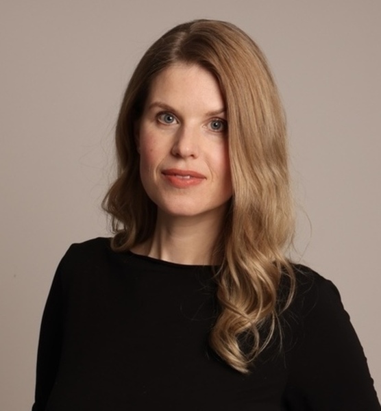 Martina  K. – Schauspiel Sedcard-Foto 2 bei JustInCast
