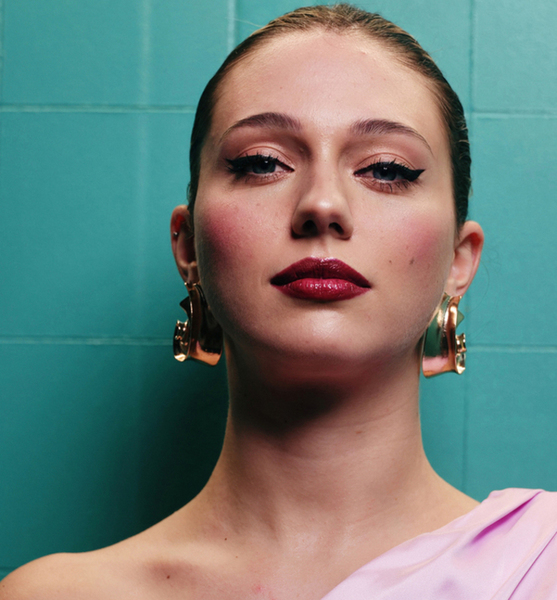 Marietta W. – Fashion Sedcard-Foto 2 bei JustInCast