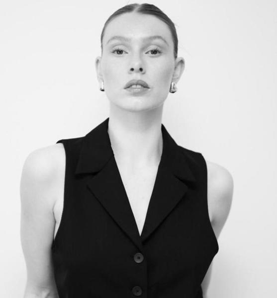 Mira U. – Fashion Sedcard-Foto 4 bei JustInCast