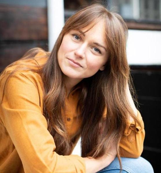 Kirsten  E. – Schauspiel Sedcard-Foto 5 bei JustInCast
