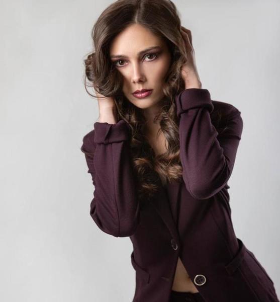 Vera V. – Fashion Sedcard-Foto 2 bei JustInCast
