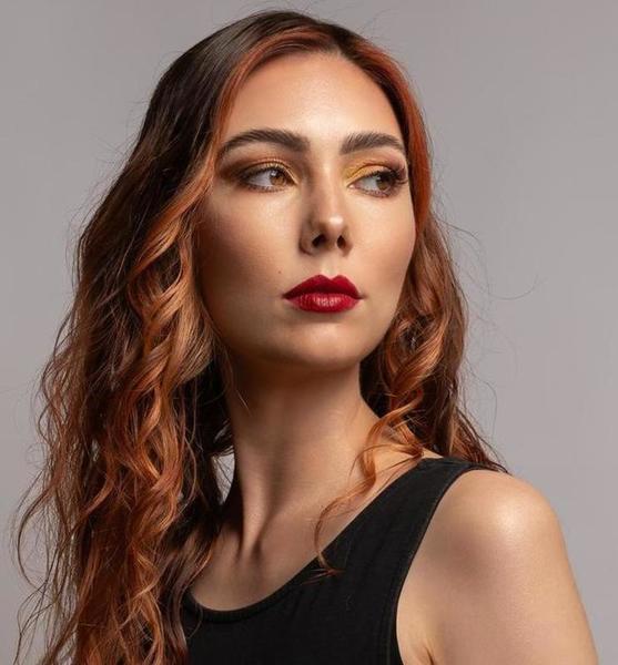 Vera V. – Fashion Sedcard-Foto 4 bei JustInCast