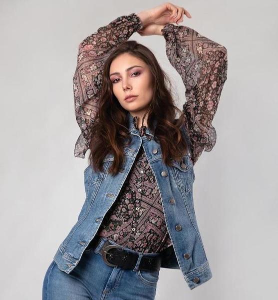 Vera V. – Fashion Sedcard-Foto 3 bei JustInCast