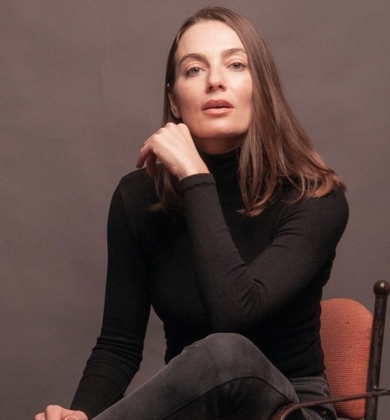 Yana D. – Schauspiel Sedcard-Foto 4 bei JustInCast