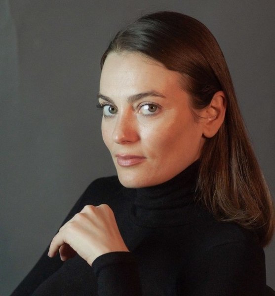 Yana D. – Schauspiel Sedcard-Foto 2 bei JustInCast