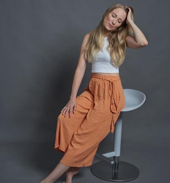 Renée H. – Fashion Sedcard-Foto 4 bei JustInCast