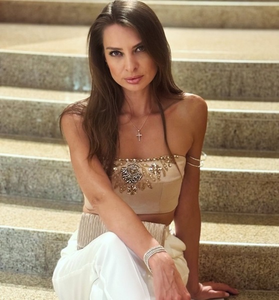 Alina B. – Fashion Sedcard-Foto 2 bei JustInCast