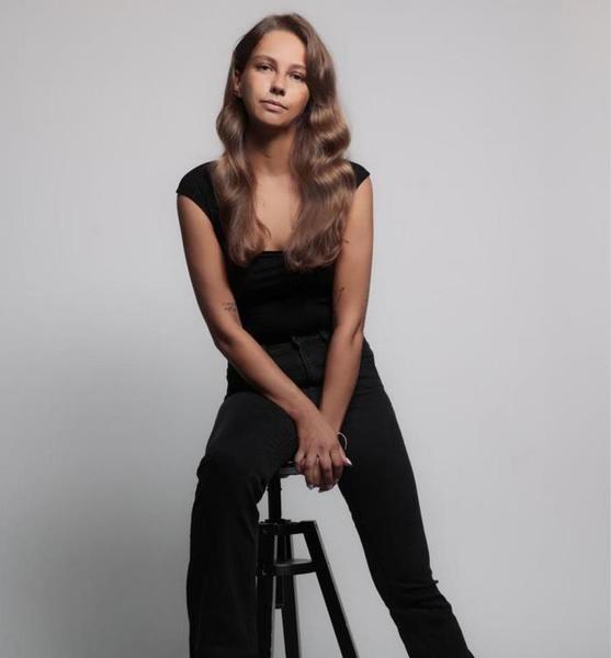 Jana J. – Schauspiel Sedcard-Foto 2 bei JustInCast