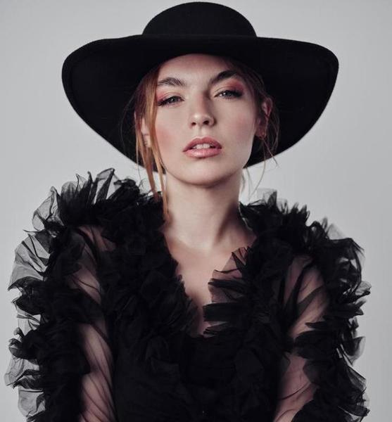 Anne H. – Fashion Sedcard-Foto 3 bei JustInCast