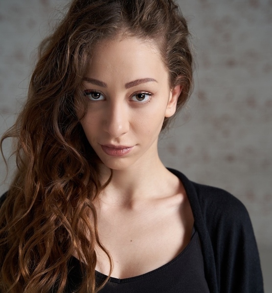 Amira W. – Schauspiel Sedcard-Foto 4 bei JustInCast