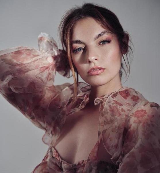 99856 anne0683  copy 